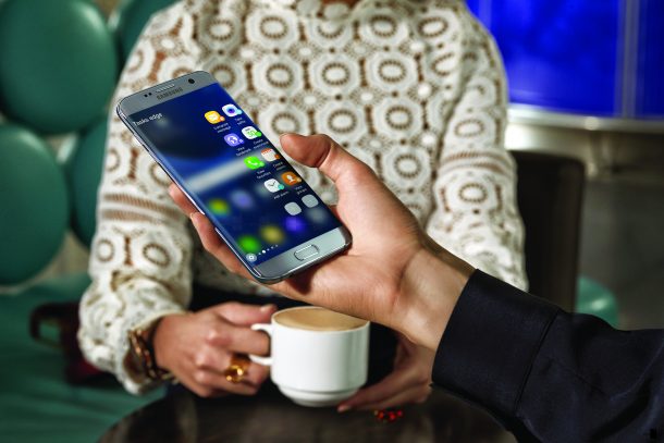 Samsung Galaxy S7 edge 17 | Galaxy S7 | Samsung วางแผนจะผลิต Galaxy S8 Plus ให้มากกว่า Galaxy S8 ถึง 7:3 เพราะถูกพิสูจน์จากปีที่แล้วแล้วว่า รุ่นที่พรีเมี่ยมกว่า สามารถทำยอดขายได้มากกว่าถึง 70%
