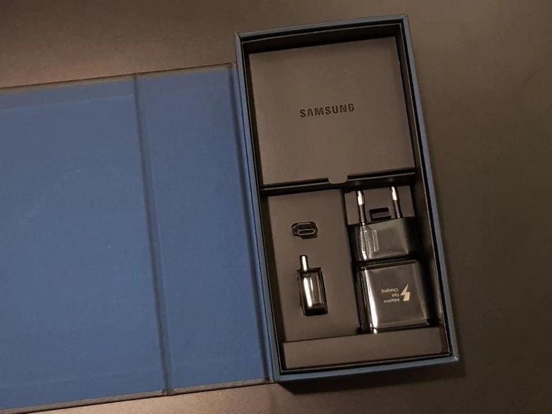 unbox samsung galaxy s8 plus 06 | akg | เปิดกล่อง Samsung Galaxy S8 ส่องข้างใน มีอะไรให้บ้างในกล่องสำหรับเครื่องที่จำหน่ายในไทย