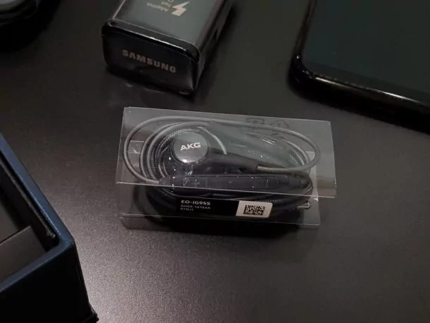unbox samsung galaxy s8 plus 09 | akg | เปิดกล่อง Samsung Galaxy S8 ส่องข้างใน มีอะไรให้บ้างในกล่องสำหรับเครื่องที่จำหน่ายในไทย