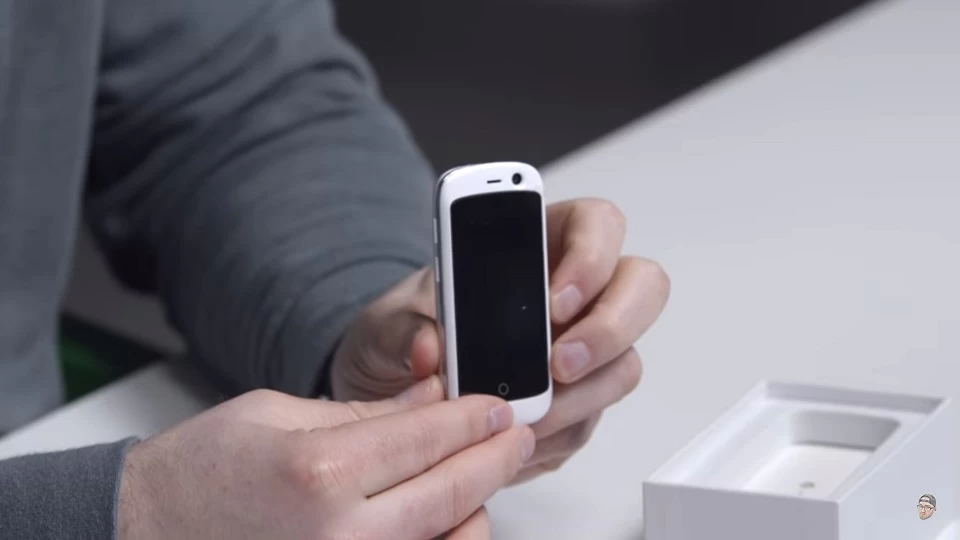 รุ่นใหญ่หลบไป! Jelly สมาร์ทโฟน 4G ที่มีขนาดเล็กที่สุด หน้าจอ 2.45นิ้ว แรม 2GB และรัน Android 7.0 Nougat 1 jelly smartphone | Android | รุ่นใหญ่หลบไป! Jelly สมาร์ทโฟน 4G ที่มีขนาดเล็กที่สุด หน้าจอ 2.45นิ้ว แรม 2GB และรัน Android 7.0 Nougat
