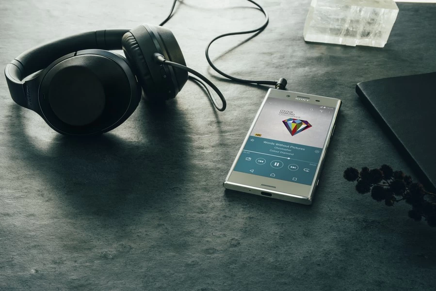 PF11 Luminous Chrome Music HR Headphone 1 | Apple Music | Apple Music มีผู้ใช้งานเหนือ Spotify แล้วในอเมริกา