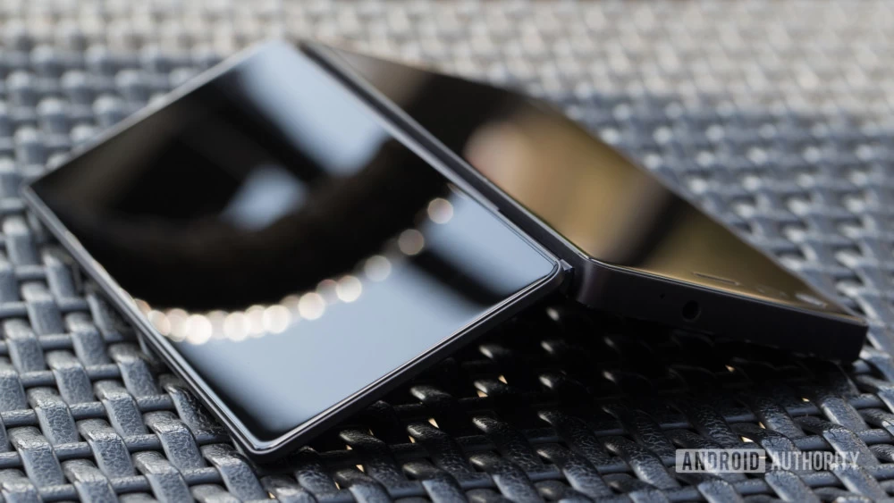 dims 1 | ZTE | ZTE จะเปิดตัวสมาร์ทโฟนหน้าจอคู่ พับได้ ขนาด 6.8 นิ้ว ในเดือนหน้า