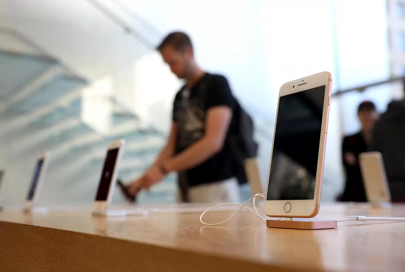 Apple เริ่มตรวจสอบปัญหา iPhone 8 Plus ปริออกระหว่างการชาร์จแล้ว 1 iphone-8-0