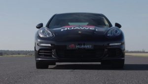 Huawei เผยการทดสอบให้โลกเห็นว่ามือถือรุ่นใหม่ๆ ของตนฉลาดมากจนขับรถเองได้! huawei mate 10 ai drives car