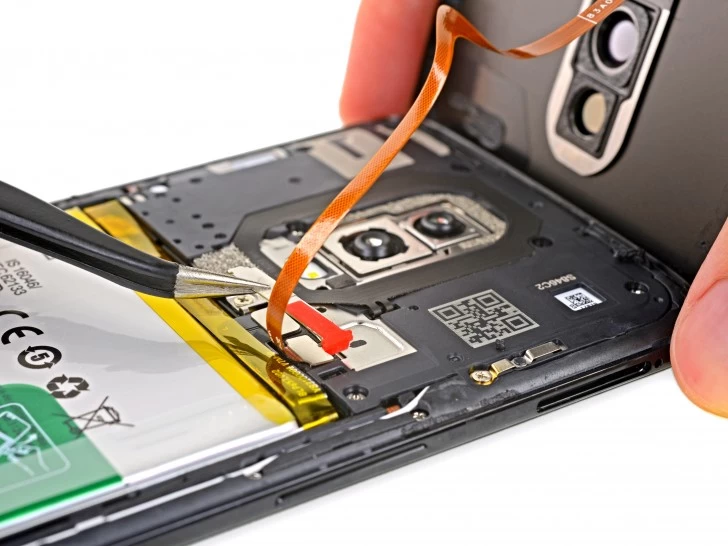 gsmarena 001666 | OnePlus 6 | ชมการแกะเครื่อง OnePlus 6 ที่อาจจะซ่อมจอยากแต่เปลี่ยนแบตง่าย