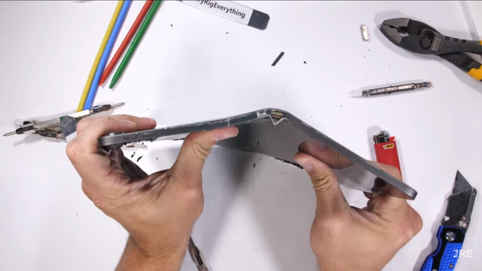 อย่านั่งทับ ใส่เป้ โดยไร้การป้องกัน!! iPad Pro 2018 หักง่ายมาก แค่บิดเบา ๆ เสียงกรอบเหมือนเคี้ยวเลย์แผ่นหยัก