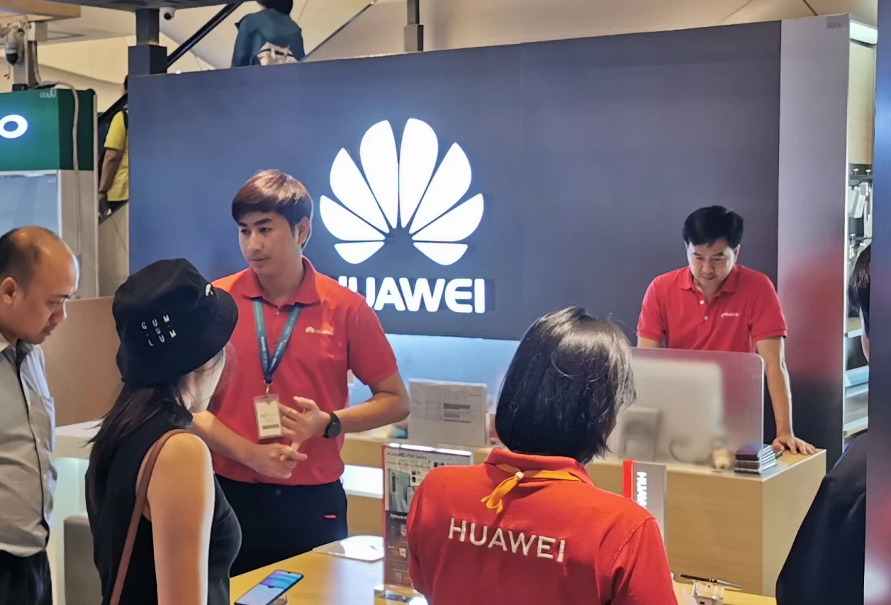 Huawei retail atmosphere | Huawei | ฟังกันชัดๆ!!! ตัวแทนจำหน่ายมือถือและแท็บเล็ต Huawei ตอกย้ำความเชื่อมั่น หากใครพบปัญหาจากการใช้แอปพลิเคชั่นบน Huawei คืนเงินให้เลย เต็มจำนวน!