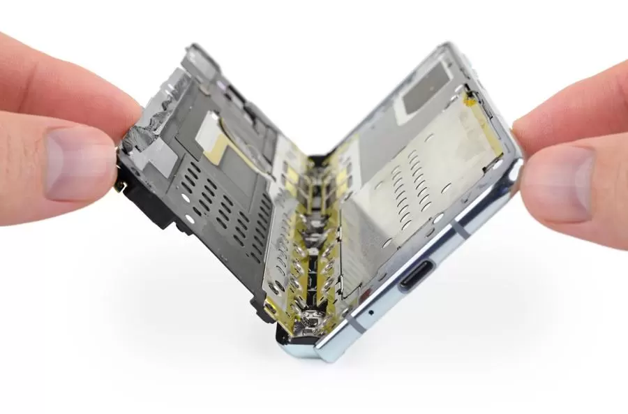 iFixit ได้แกะสมาร์ทโฟนพับจอ Samsung Galaxy Fold ที่เปลี่ยนแปลงการออกแบบจอใหม่ 1 ifixit galaxy fold 1 | Samsung Galaxy Fold | iFixit ได้แกะสมาร์ทโฟนพับจอ Samsung Galaxy Fold ที่เปลี่ยนแปลงการออกแบบจอใหม่