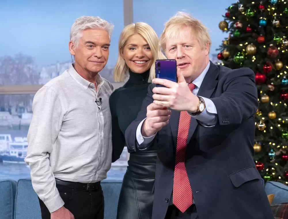 Boris Johnson huawei aa | Huawei | ก็กล้องมันดี นายกอังกฤษ ใช้สมาร์ทโฟน Huawei หลังให้ข่าวอาจร่วมแบน Huawei