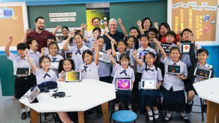 อยู่ไทย ทิมคุก CEO apple มาเยือนไทยในตอนนี้ พร้อมปล่อยภาพเที่ยววัดอรุณ และสาธิตจุฬา
