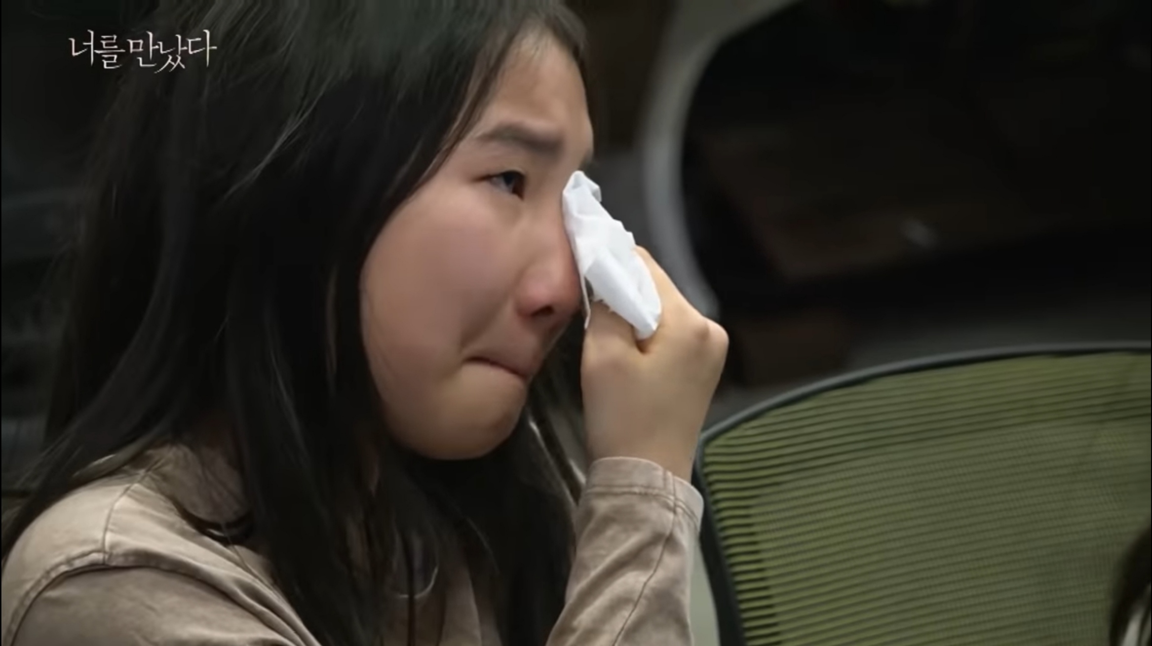 Screenshot 20200210 212026 YouTube | AI | คุณแม่หลั่งน้ำตาเมื่อลูกสาววัย 7 ขวบ ที่ตายไป ได้พบหน้ากันอีกครั้งด้วย VR
