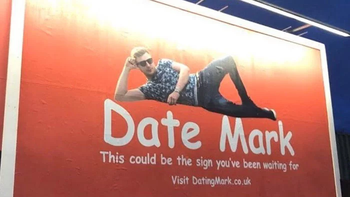 single man hires billboard find love date mark 1 5e37ce9784971 700 | ซื้อโฆษณา | หนุ่มการตลาด ลงทุนซื้อบอร์ดโฆษณา ขอรับสมัครสาวมาออกเดท