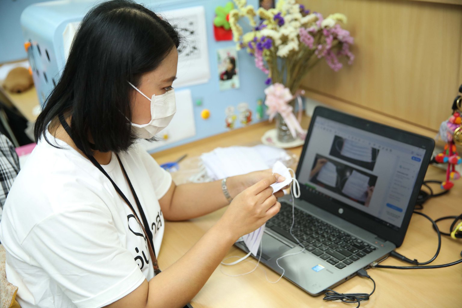 AIS ชวนพนักงานทำหน้ากากอนามัย DIY  ส่งมอบเป็นกำลังใจให้บุคลากรทางการแพทย์