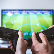 game | coronavirus | WHO แนะนำให้คนที่กักตัวอยู่บ้านควรเล่นเกมเพื่อสีสันในชีวิต