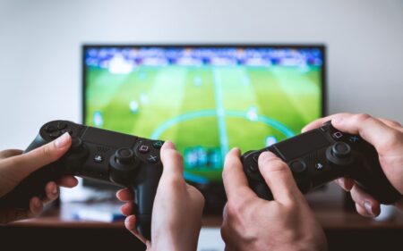 WHO แนะนำให้คนที่กักตัวอยู่บ้านควรเล่นเกมเพื่อสีสันในชีวิต