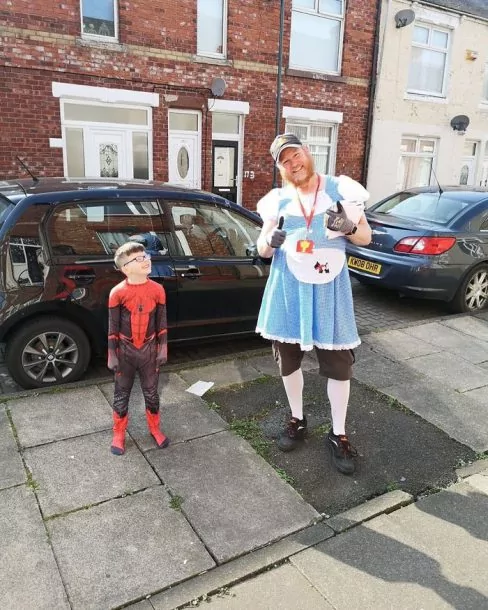 postman funny costumes jon matson 13 5e819490bb080 700 | Jon Matson | บุรุษไปรษณีย์แต่งคอสเพลย์ฮาๆ ส่งจดหมาย เติมความสดใสให้ผู้คนในช่วงโควิด-19 ระบาด