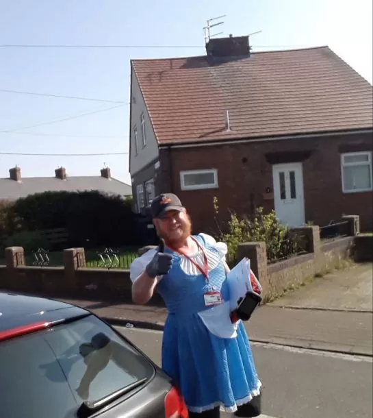 postman funny costumes jon matson 15 5e8194968cb1a 700 | Jon Matson | บุรุษไปรษณีย์แต่งคอสเพลย์ฮาๆ ส่งจดหมาย เติมความสดใสให้ผู้คนในช่วงโควิด-19 ระบาด