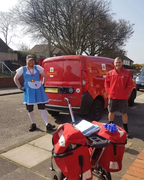 postman funny costumes jon matson 4 5e81947721d09 700 | Jon Matson | บุรุษไปรษณีย์แต่งคอสเพลย์ฮาๆ ส่งจดหมาย เติมความสดใสให้ผู้คนในช่วงโควิด-19 ระบาด