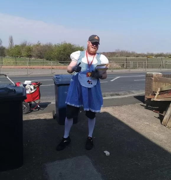 postman funny costumes jon matson 7 5e81947f3a7c8 700 | Jon Matson | บุรุษไปรษณีย์แต่งคอสเพลย์ฮาๆ ส่งจดหมาย เติมความสดใสให้ผู้คนในช่วงโควิด-19 ระบาด