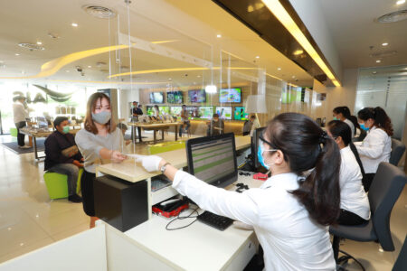 เอไอเอส ติดตั้งแผงกั้นอะคริลิคใส ณ จุดให้บริการ ลดเสี่ยง COVID-19