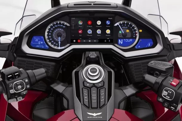 Gold Wing Android Auto 1 source | Android Auto | มอเตอร์ไซค์ ฮอนด้าโกลด์วิง ปี 2018 จะได้ใช้ Android Auto ในเดือนมิถุนา นี้!!