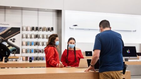 Apple เปิดตัว ‘Apple Face Mask’ ที่ออกแบบเองสำหรับพนักงานและร้าน Apple Store
