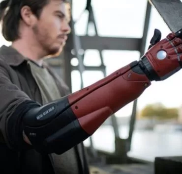 Metal Gear Solid V Bionic Arm 1 710x400 1 | Metal Gear Solid | Konami ร่วมมือกับ Go Nuclear สร้างแขนเทียมจากเกม Metal Gear Solid ให้เป็นจริง