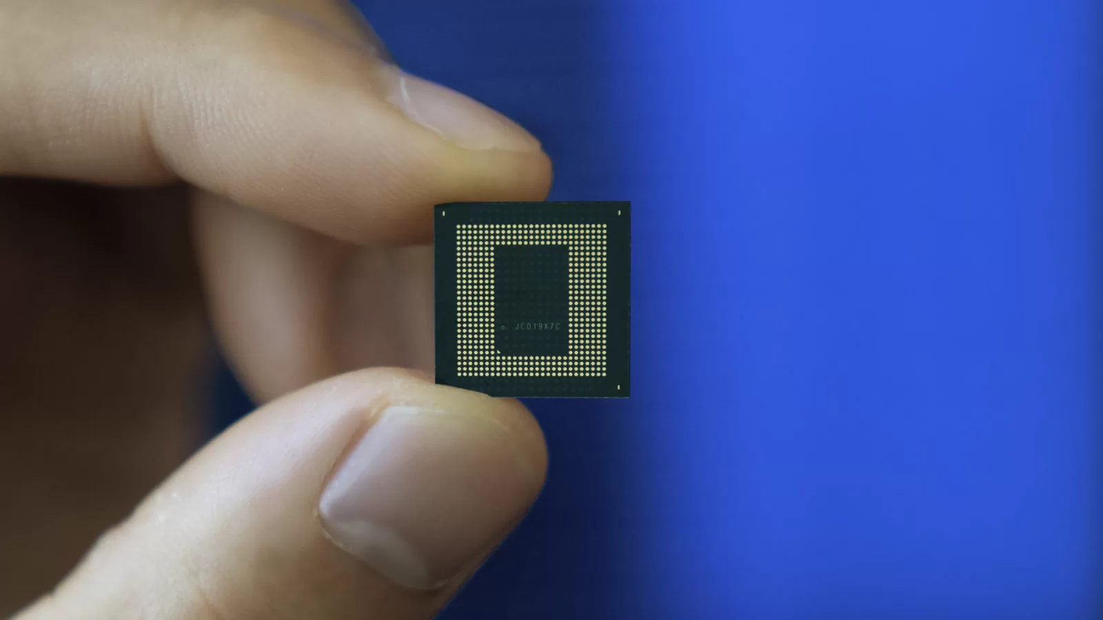 เรือธงที่ใช้ Snapdragon 888 ถูกลงได้อีก หลัง Qualcomm จะผลิตชิปรุ่นใหม่ที่ถอดโมเด็ม 5G ออกไป 1 Qualcomm Snapdragon 888 chip in hand | Qualcomm | เรือธงที่ใช้ Snapdragon 888 ถูกลงได้อีก หลัง Qualcomm จะผลิตชิปรุ่นใหม่ที่ถอดโมเด็ม 5G ออกไป
