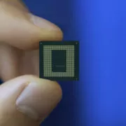 Qualcomm Snapdragon 888 chip in hand | Qualcomm | เรือธงที่ใช้ Snapdragon 888 ถูกลงได้อีก หลัง Qualcomm จะผลิตชิปรุ่นใหม่ที่ถอดโมเด็ม 5G ออกไป
