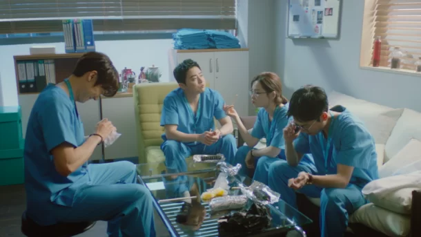Hospital Playlist S2 2 | Hospital Playlist เพลย์ลิสต์ชุดกาวน์ ซีซั่น 2 | Netflix เดือนมิถุนายน กับ 5 เรื่องราวจากเกาหลีสุดโรแมนติกทั้งภาพยนตร์ ซีรีส์ และซิทคอม