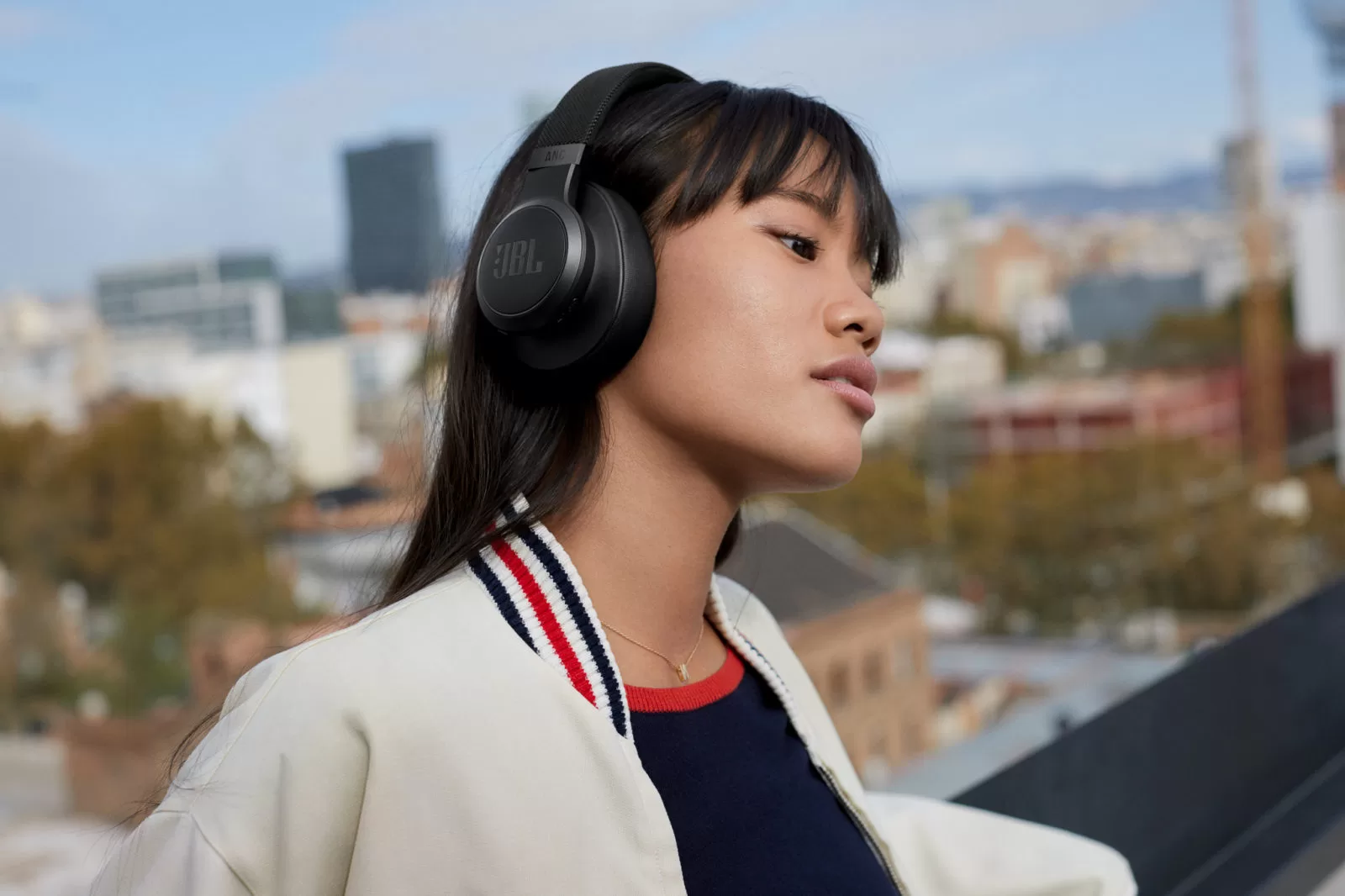 JBL Live 660 NC หูฟังไร้สาย ฟังก์ชั่นครบตอบโจทย์ไลฟ์สไตล์ WORK FROM HOME 1 JBL Live 660NC Lifestyle Image Black | JBL Live 660 NC | JBL Live 660 NC หูฟังไร้สาย ฟังก์ชั่นครบตอบโจทย์ไลฟ์สไตล์ WORK FROM HOME