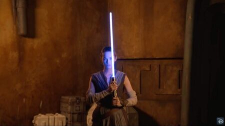 ดิสนีย์สร้าง Lightsaber ของจริง เพื่อเล่นในโซน Star Wars: Galactic Starcruiser