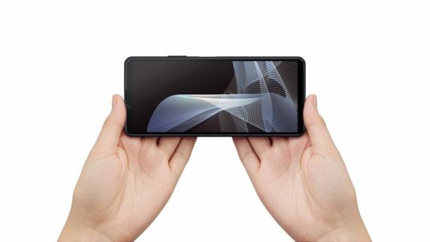 Pic Xperia 10III 10 In Hand | Sony‬ | โซนี่ไทยเปิดตัว Sony Xperia 10 III สมาร์ทโฟนระดับกลางมาพร้อม 5G และแบตเตอรี่ที่อึดกว่าเดิม เปิดจอง 23 มิถุนายนถึง 2 กรกฎาคมนี้