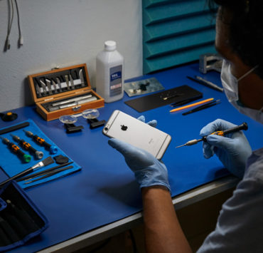 apple repair service expansion iphone repair 07072020 big.jpg.large | apple | Apple จ่ายค่าเสียหายนับล้านหลังช่างแอบโพสต์ภาพส่วนตัวของผู้ใช้งาน