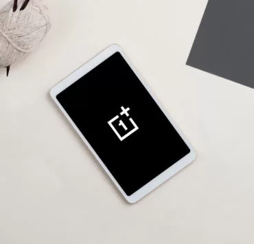 Tablet mockup with OnePlus logo on black background | OnePlus | OnePlus จดชื่อ 