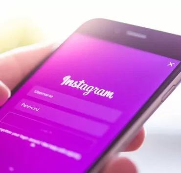 business hands instagram iphone | instagram | Instagram เผย ทำแอปสำหรับ iPad ก็น่าสนใจนะ แต่ยังไม่มีแผนจะทำ