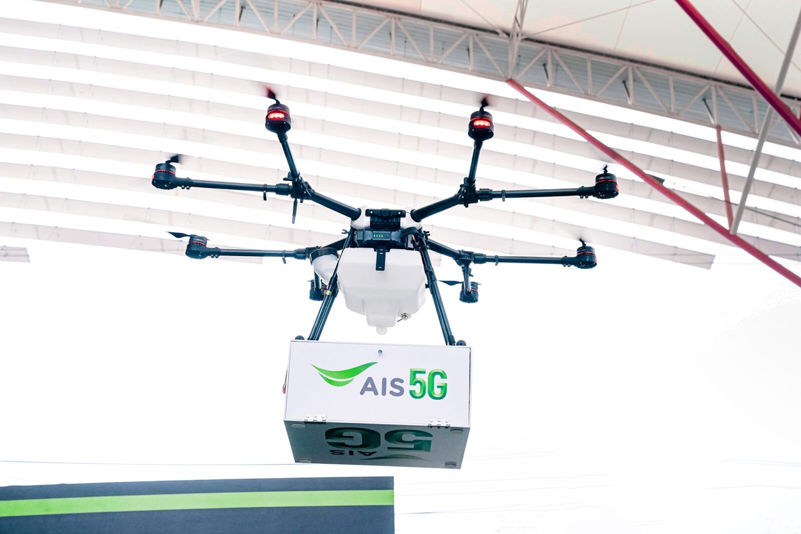 AIS ขนทัพหุ่นยนต์สุนัข K9 พร้อมโดรนลำเลียง ร่วมภารกิจส่งมอบ iPhone 13 1 06 AIS 5G เปิดประสบการณ์ลูกค้ามอบ iPhone 13 เครื่องแรกสุดเอ็กซ์คลูซีฟ | AIS 5G | AIS ขนทัพหุ่นยนต์สุนัข K9 พร้อมโดรนลำเลียง ร่วมภารกิจส่งมอบ iPhone 13