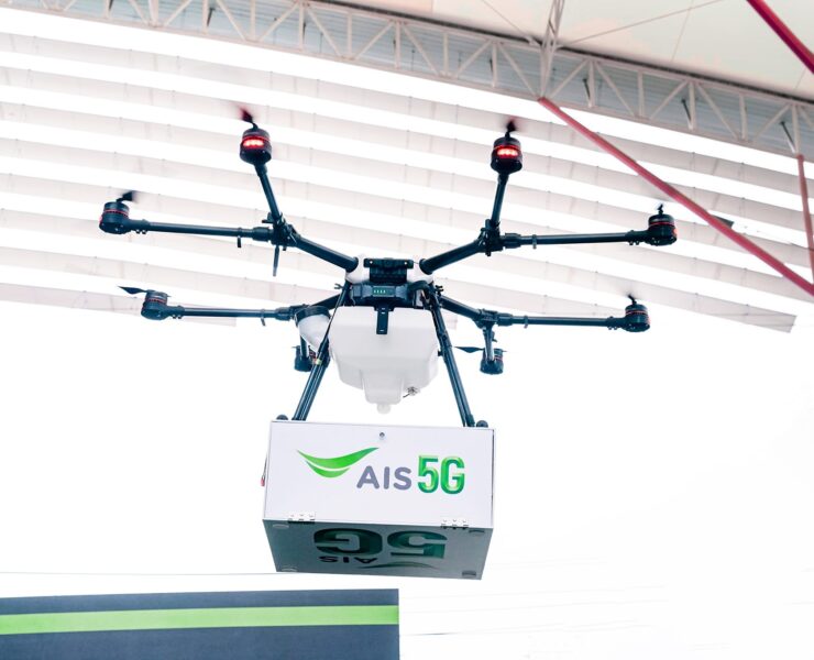 06 AIS 5G เปิดประสบการณ์ลูกค้ามอบ iPhone 13 เครื่องแรกสุดเอ็กซ์คลูซีฟ | iPhone 13 | AIS ขนทัพหุ่นยนต์สุนัข K9 พร้อมโดรนลำเลียง ร่วมภารกิจส่งมอบ iPhone 13