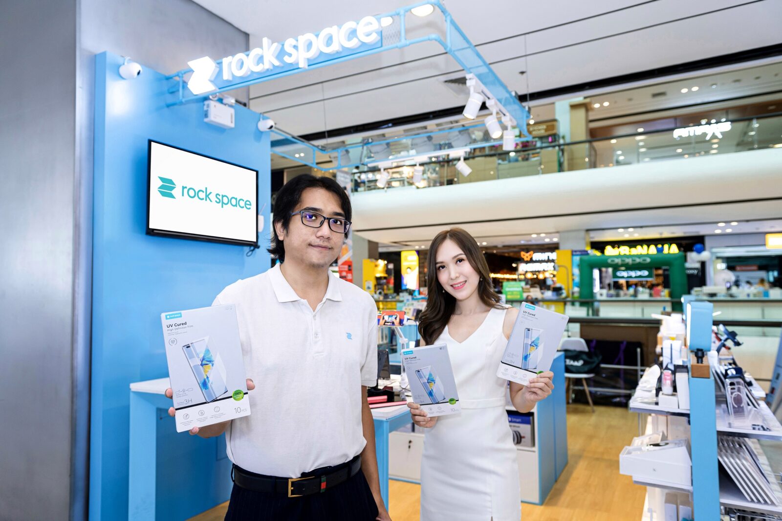 เปิดตัว Rock Space UV Cured ฟิล์มยูวีกันรอยไร้กาวรุ่นใหม่ล่าสุดครั้งแรกในประเทศไทยพร้อมรองรับโทรศัพท์และอุปกรณ์อัจฉริยะทุกรุ่น 1 01นายกรกฏ-อุชชิน-ผู้จัดการฝ่ายการขาย-บริษัทร็อก-สเปซ-ประเทศไทย