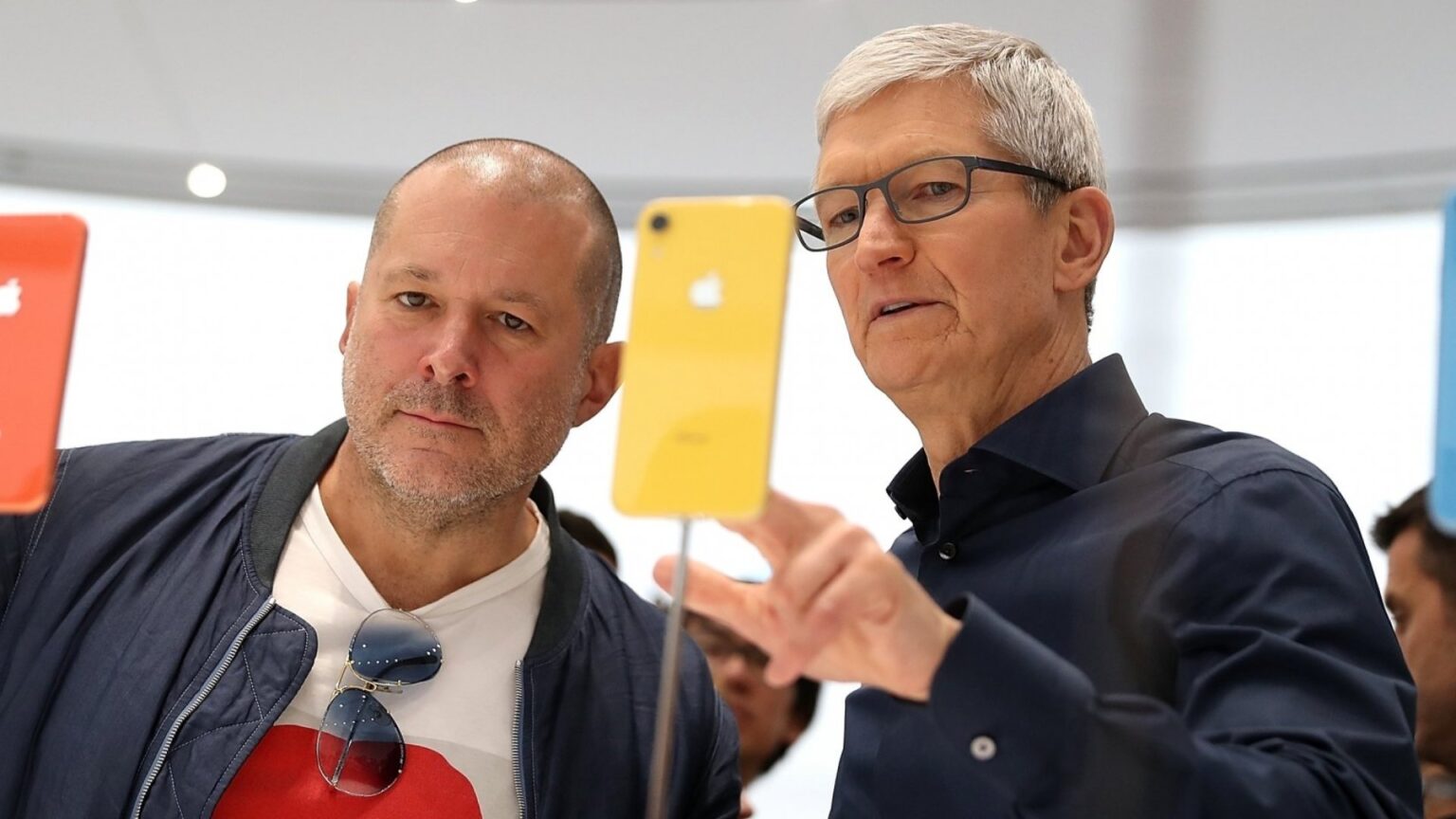 Jony Ive ไม่ได้เป็นที่ปรึกษาด้านดีไซน์ให้ Apple แล้ว tim-cook