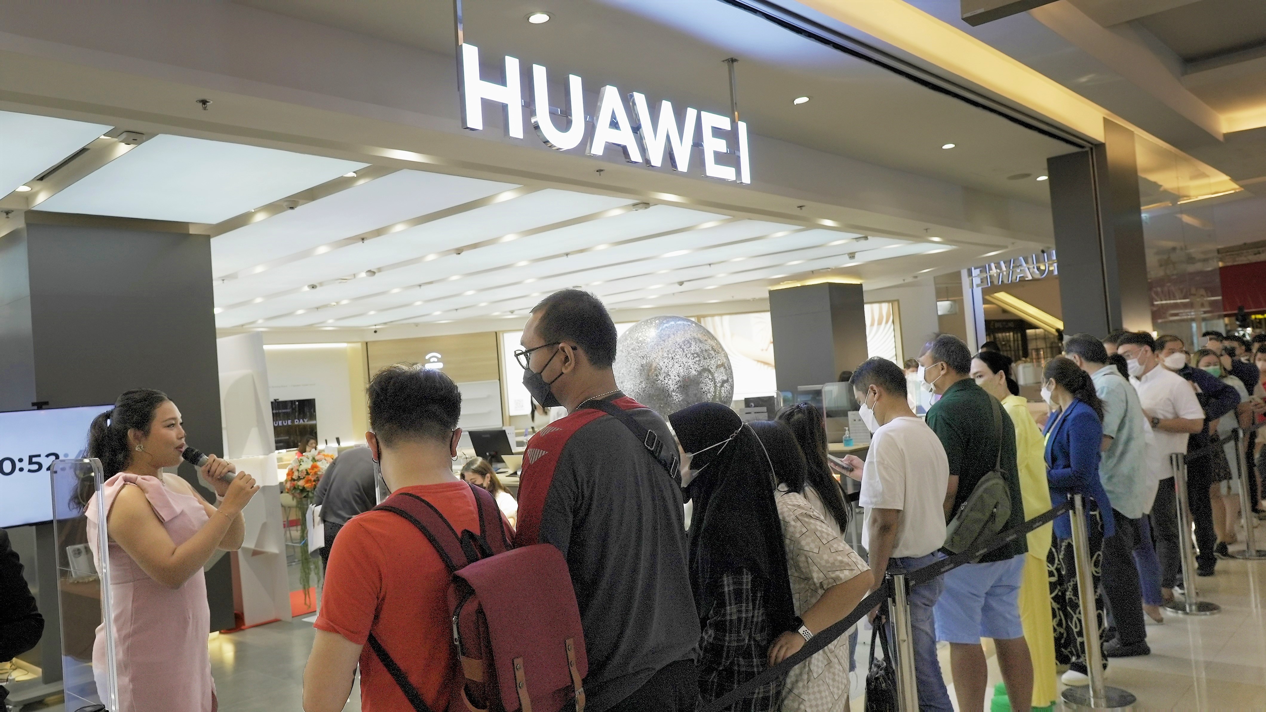 DSC003434 | Huawei | กระแสตอบรับดี แฟนหัวเว่ยแห่ต่อคิวรอรับเครื่อง HUAWEI Mate 50 Series วันแรก