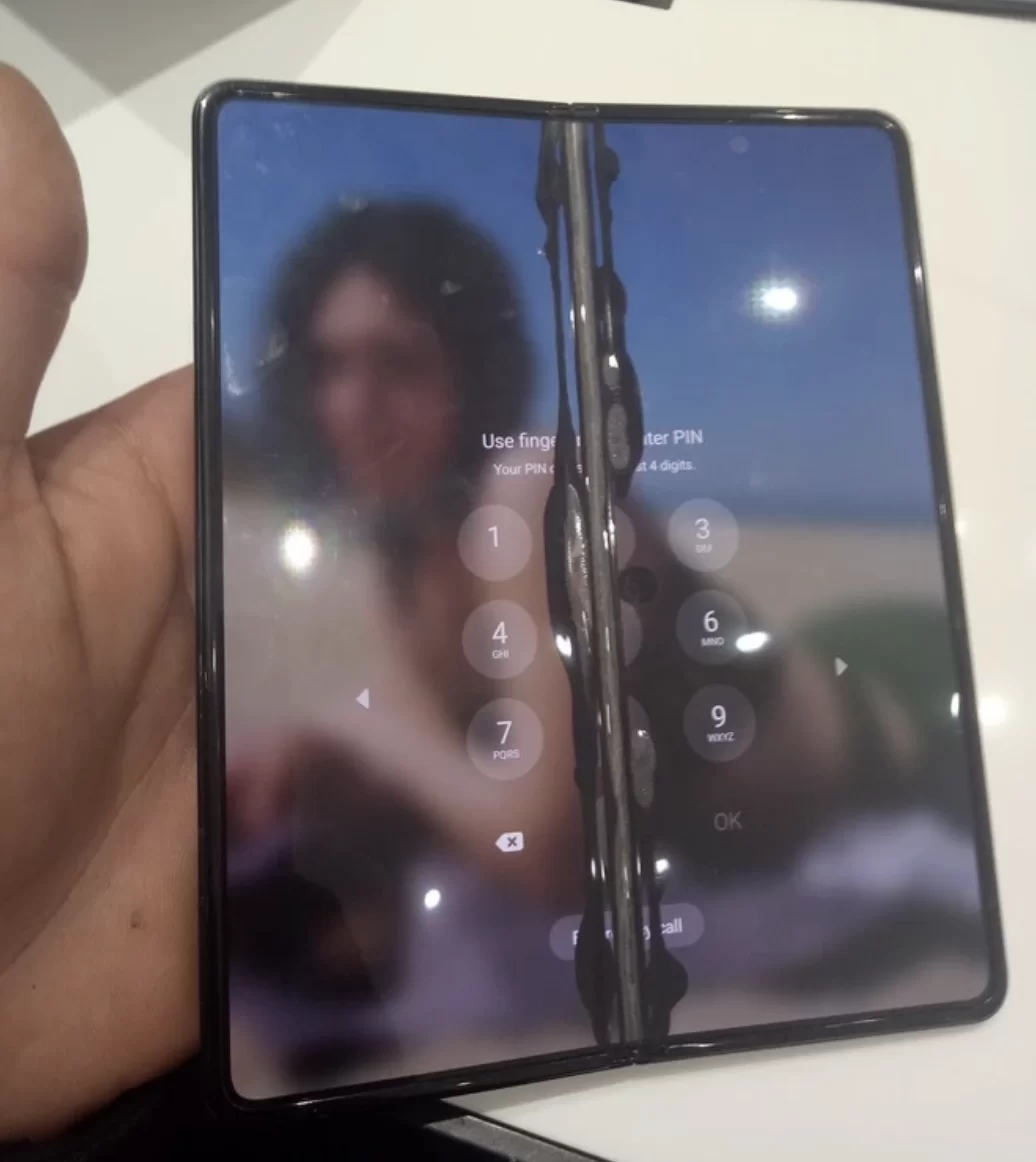 Screen Shot 2566 02 16 at 22.35.29 | galaxy z fold 3 | ผู้ใช้งาน Samsung Galaxy Z Fold 3 เจอปัญหาหน้าจอแตกตรงบานพับ