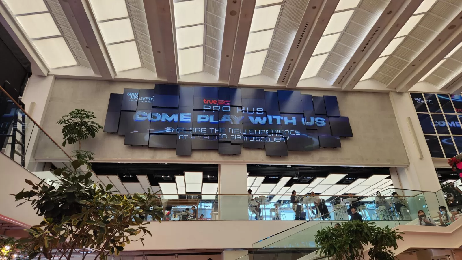 True5G PRO HUB ยานแห่งอนาคตสู่การค้นพบของคนรุ่นใหม่ เปิดให้บริการแล้ววันนี้ ที่ชั้น 4 สยามดิสคัฟเวอรี่ 1 20230330 135315 | True5G | True5G PRO HUB ยานแห่งอนาคตสู่การค้นพบของคนรุ่นใหม่ เปิดให้บริการแล้ววันนี้ ที่ชั้น 4 สยามดิสคัฟเวอรี่