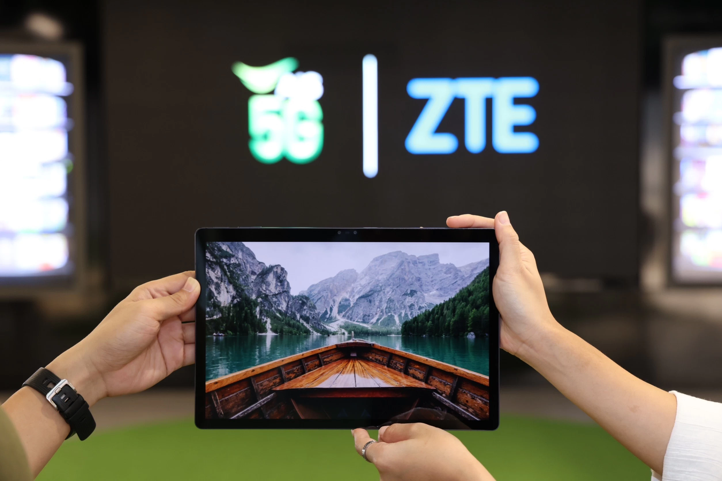 230228 Pic AIS x ZTE Nubia Pad 3D Announcement @MWC 02 | AIS | AIS จับมือ ZTE เปิดตัวแท็บเล็ตสามมิติ Nubia Pad 3D ปฏิวัติวงการ 3D คอนเทนต์ที่ไม่ต้องใส่แว่น กลางงาน MWC 2023