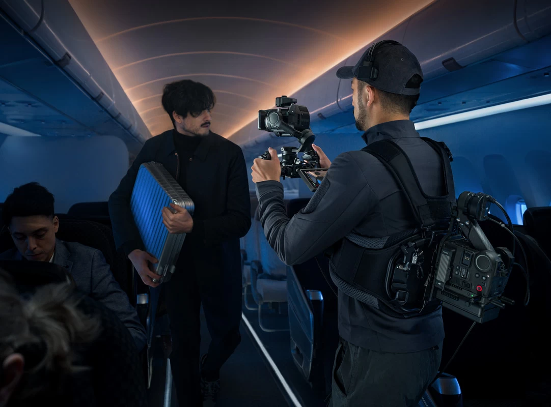 DJI Ronin 4D Flex Key Visual On the Set 1 of 2 | dji | DJI Ronin 4D Flex อุปกรณ์เสริมเพิ่มความคล่องตัวให้มือโปร พร้อมเปิดตัวเลนส์ Cinema Zoom ตัวแรกของแบรนด์