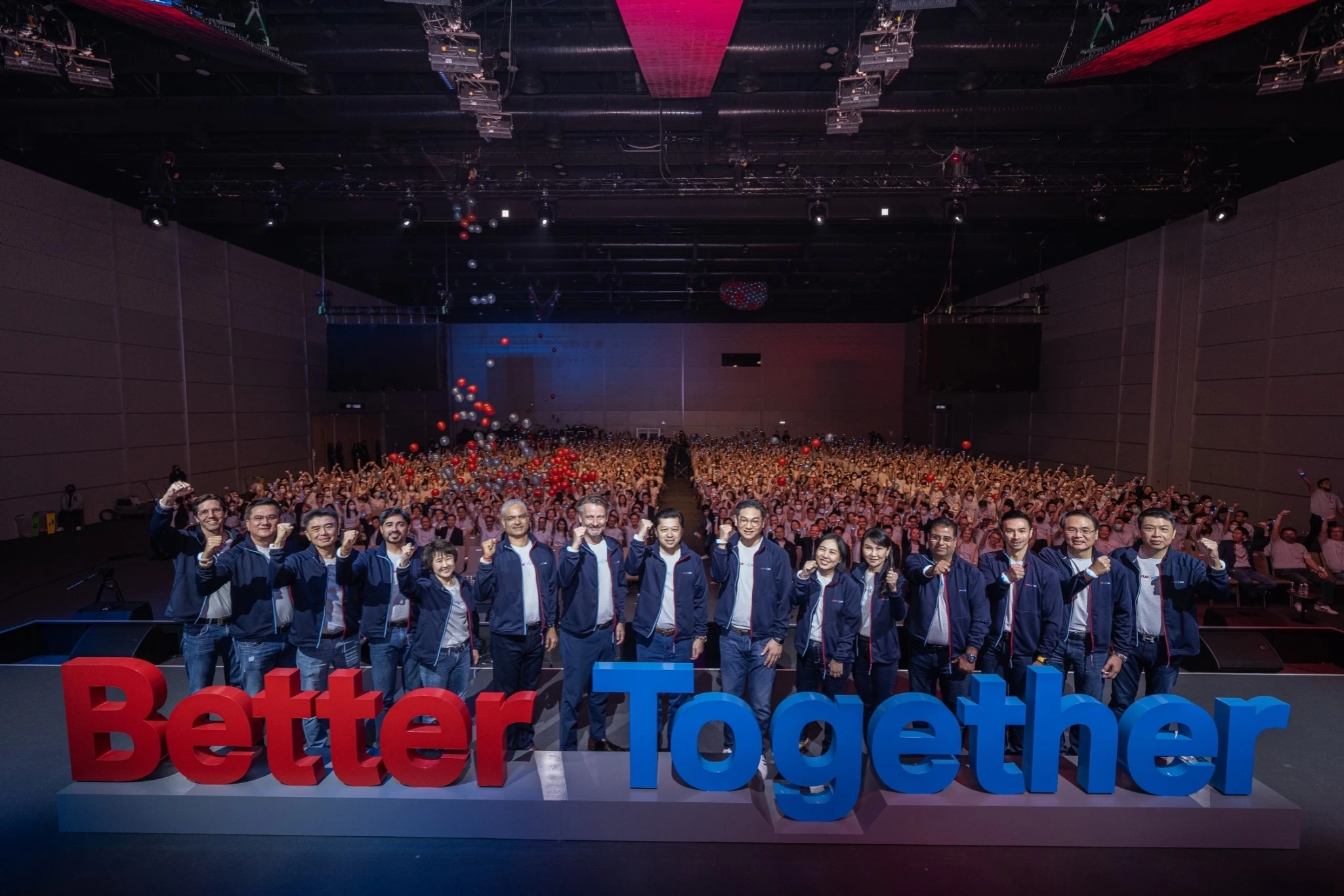 GroupPhoto TRUE 002 | Better Together | ผสานสองรวมเป็นหนึ่ง True-dtac สัญลักษณ์ใหม่ของการควบรวม สัญญาณข้ามโครงข่ายสำหรับลูกค้าทั้งสองค่าย คลอบคลุมขยายครบทั้ง 77 จังหวัด
