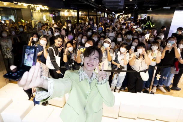 OPPO 10 | AIS Shop Flagship Siam Center | ตอบรับคึกคัก OPPO Find N2 Flip เปิดรับเครื่องวันแรกที่ AIS Shop Flagship Siam Center