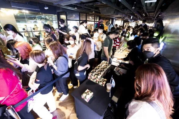 OPPO 13 | AIS Shop Flagship Siam Center | ตอบรับคึกคัก OPPO Find N2 Flip เปิดรับเครื่องวันแรกที่ AIS Shop Flagship Siam Center