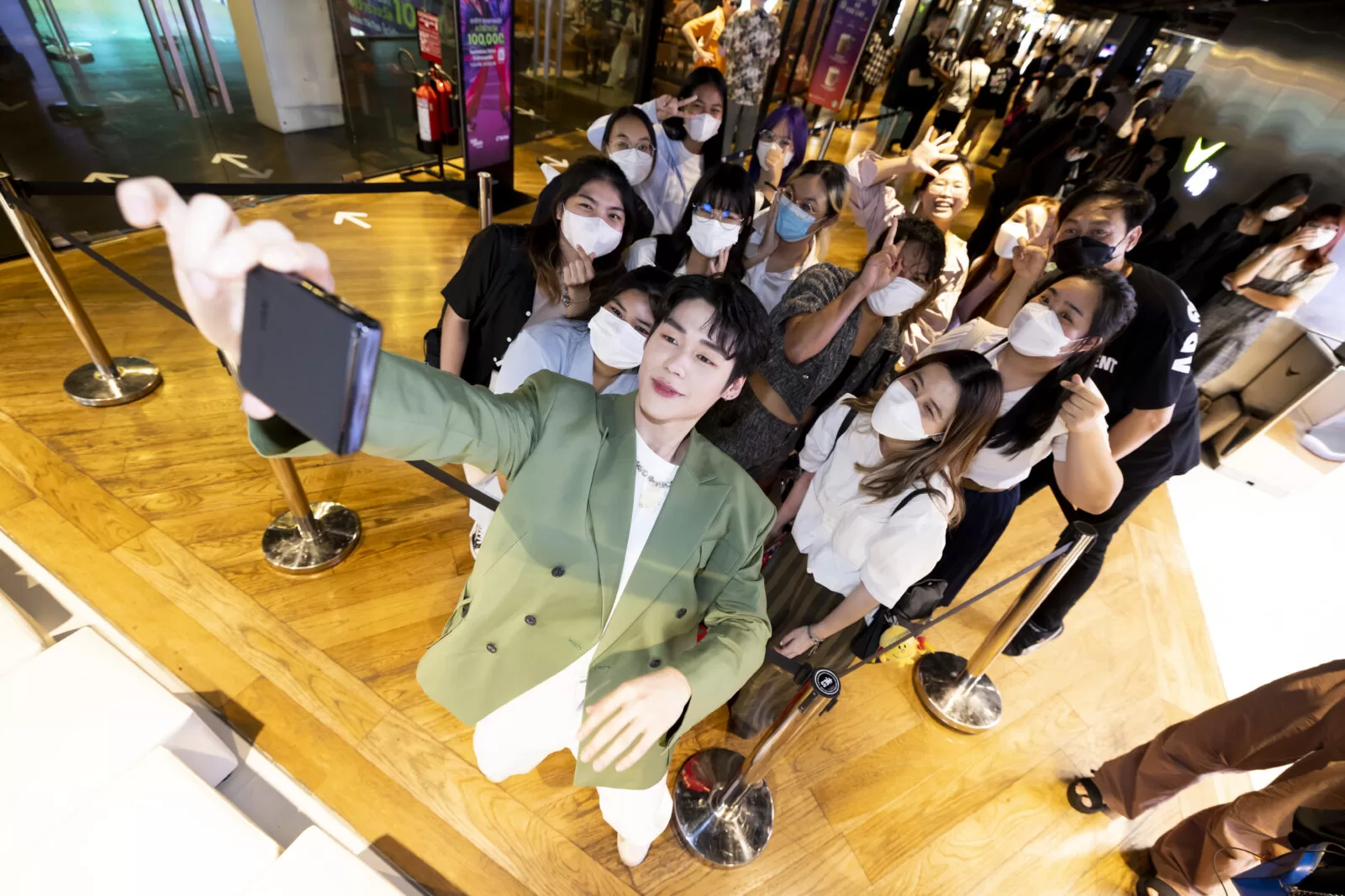 ตอบรับคึกคัก OPPO Find N2 Flip เปิดรับเครื่องวันแรกที่ AIS Shop Flagship Siam Center 1 OPPO 7 | AIS Shop Flagship Siam Center | ตอบรับคึกคัก OPPO Find N2 Flip เปิดรับเครื่องวันแรกที่ AIS Shop Flagship Siam Center