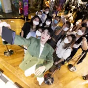 OPPO 7 | AIS Shop Flagship Siam Center | ตอบรับคึกคัก OPPO Find N2 Flip เปิดรับเครื่องวันแรกที่ AIS Shop Flagship Siam Center